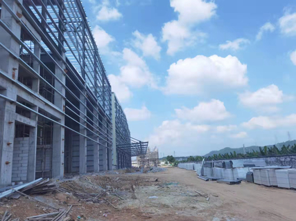 샌드위치 또는 물결 모양 장을 가진 구조 강철 창고 벽면