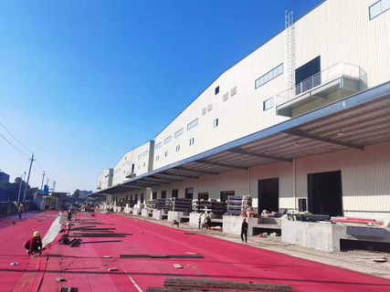 샌드위치 또는 물결 모양 장을 가진 구조 강철 창고 벽면